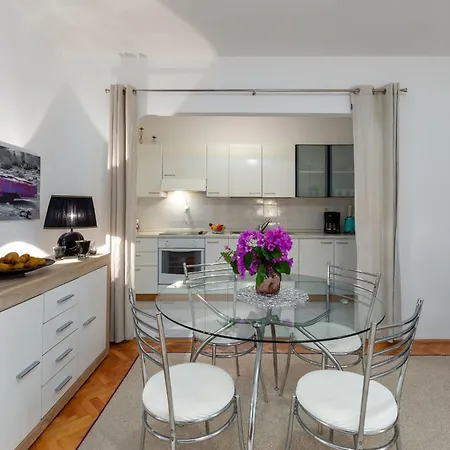 Enny Fuer 2 Personen In Porec, Nur 300m Vom Strand, 10 Gehminuten Vom Zentrum Entfernt, Apartment *