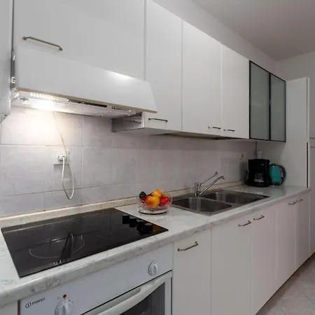 Enny Fuer 2 Personen In Porec, Nur 300m Vom Strand, 10 Gehminuten Vom Zentrum Entfernt, Apartment Porec